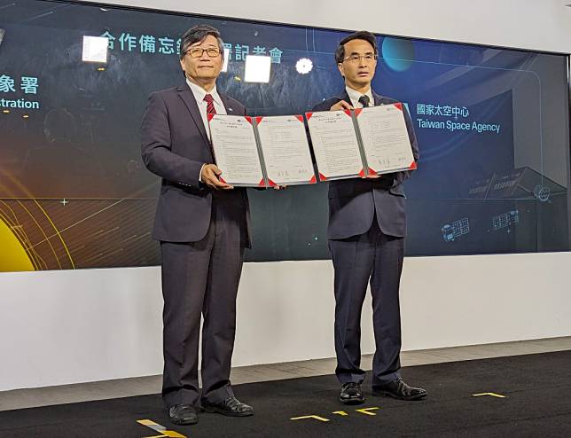 中央氣象署長程家平（左）與國家太空中心主任吳宗信（右）九日就氣象及太空監測資料和專業技術合作簽署備忘錄。（中央社）