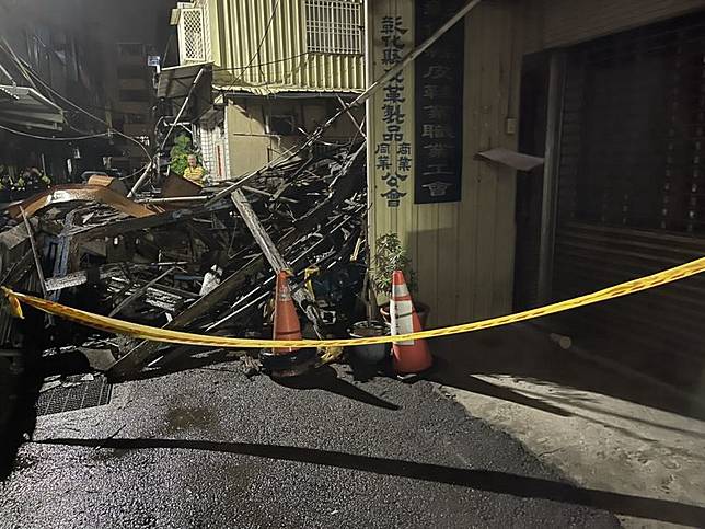 彰化市老舊木屋不敵強風吹襲，半夜整棟倒塌，事故現場處理完畢後，拉起封鎖線管制。民眾提供