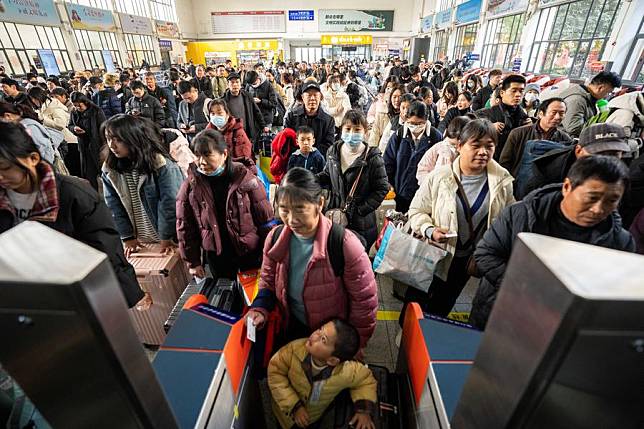 Passengers pass through a ticket barrier at Changsha Railway Station in Changsha, central China's Hunan Province, Jan. 14, 2025. (Xinhua/Chen Sihan)