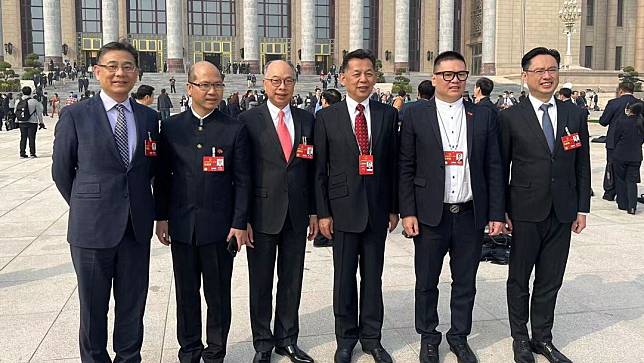 陳帆(左三)認為總理工作報告顯示國家以人民為中心
