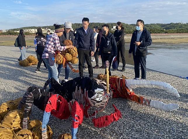 竹市「香山濕地藝術季」週末登場，市長高虹安前往活動現場香山濕地生態館戶外教室，體驗編織沙球，並和藝術家及志工、民眾共同創作《海塑「大」自然：塑藝之蟹》藝術品。(記者曾芳蘭攝)