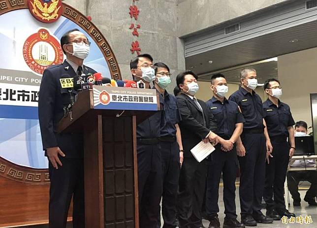 台北市警局長陳嘉昌(左一)今天二度親上火線說明松山之亂；右三為中崙派出所副所長顏敏森，右二為傅姓巡佐，右一為楊姓前教官。(記者王冠仁攝)