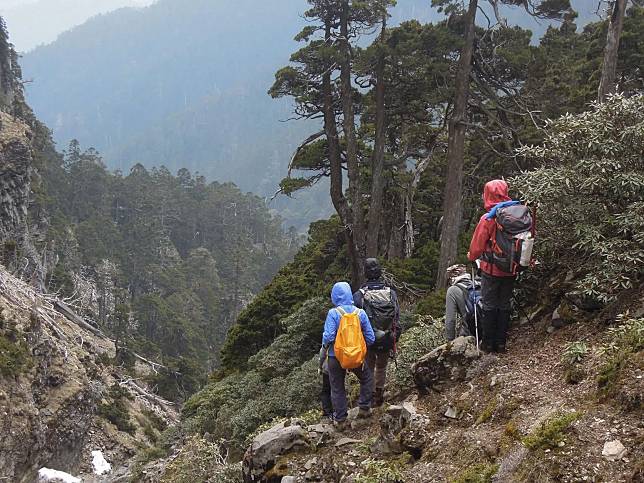 高山症常見症狀為頭暈、頭痛、乾咳、喘及噁心嘔吐，應立即停止攀爬。（示意圖／雙和醫院）