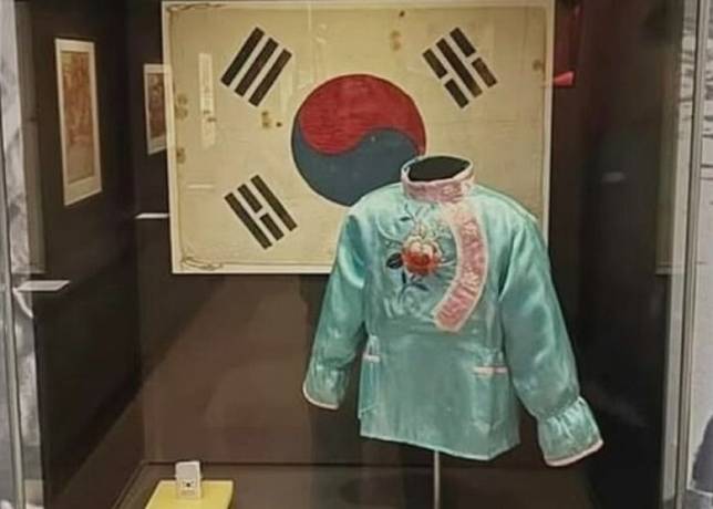 澳洲戰爭紀念館展示南韓孩童穿的傳統服裝疑似中國服飾。