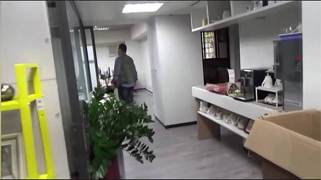 警方前往商辦大樓追查假電商洗錢案。圖／台視新聞