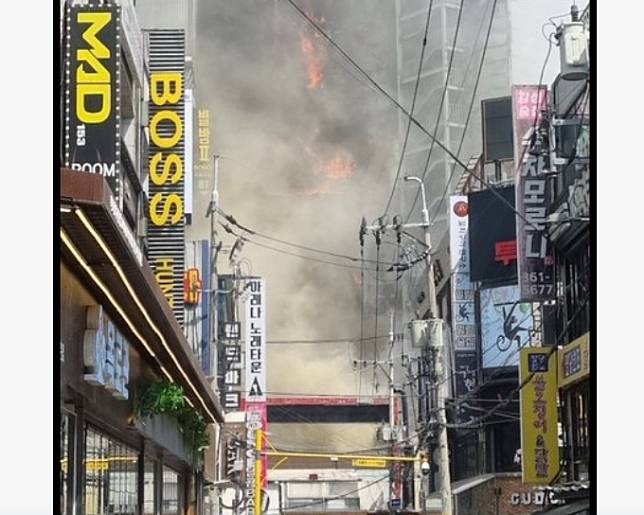 南韓仁川富平區富平洞樂天電影院所在的14層商業大樓，今天(3日)上午11時51分許在1樓外發生火災。(圖擷自@TjCcx9推特)