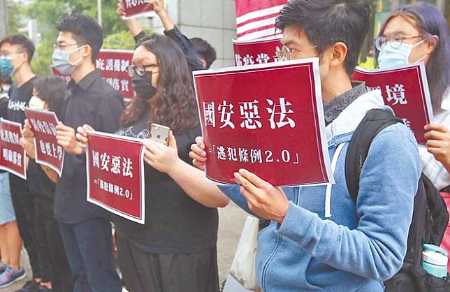 香港邊城青年與台灣學生團體28日前往香港經貿辦事處，喊出「反國安惡法！台港青年撐港抗中」的口號。（鄭任南攝）