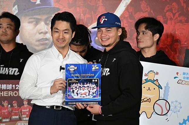 悠遊卡公司宣布將推出以隊長陳傑憲為主題的「世界12強棒球賽奪冠紀念悠遊卡」，11月29日上午11點開放預購。（張哲偉攝）