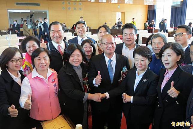 台中市議會有很多單身的市議員，議長張清照(右三)、副議長顏莉敏(左三)兩人也是單身(記者蘇金鳳攝)