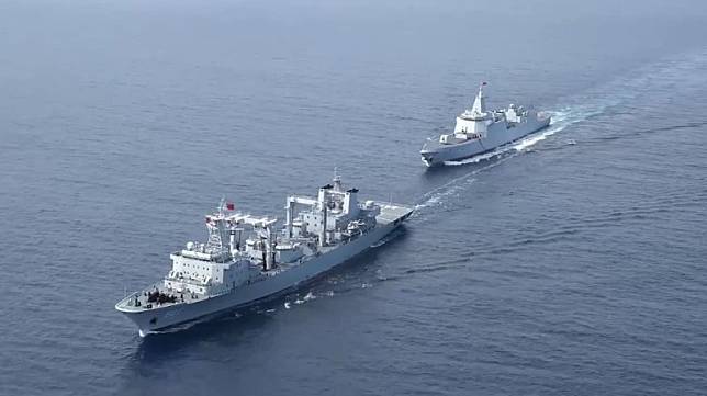 中國解放軍近期派遣 055 型萬噸級驅逐艦「遵義艦」、054A型護衛艦「衡陽艦」及補給艦「微山湖艦」組成艦艇編隊，於塔斯曼海國際水域舉行實彈射擊演習，引發澳洲及紐西蘭關注。 圖:翻攝自百度