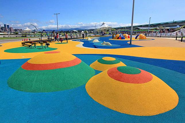 台北市大佳河濱公園共融式遊樂場新完工，地景繽紛明亮讓大小朋友遊樂充滿了好心情。   圖：北市水利處／提供