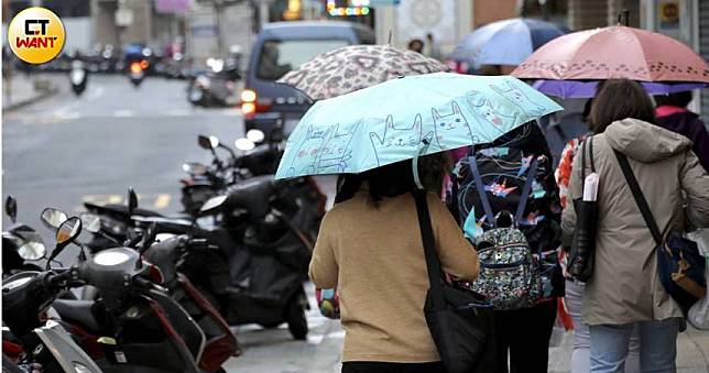 入夜急凍10度！跨年夜起「東北季風甩雨」全台轉濕　週末又變天