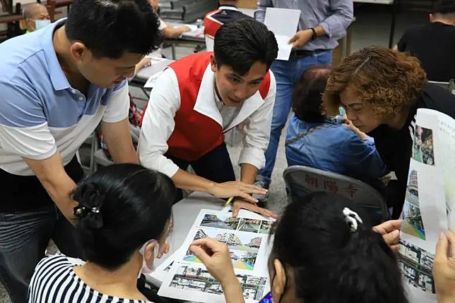 ▲高雄市前鎮區明孝里里長林浤澤今天就職滿1年特別發行年報細數政績，闡述對里政業務的推動，感謝鄉情的支持。(圖／明孝里長林浤澤提供)