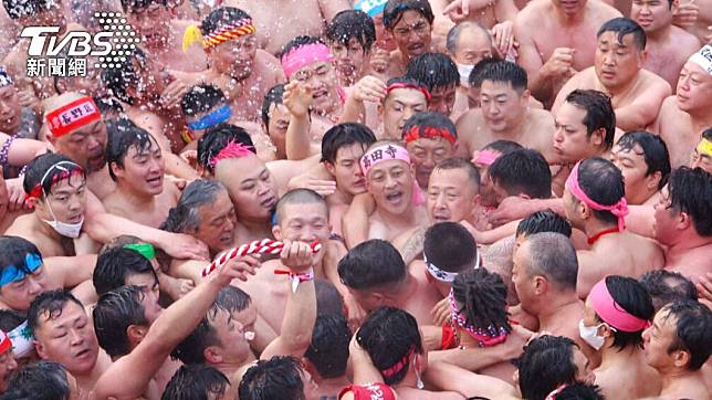愛知縣稻澤市每年農曆新年第13天會舉行裸男祭。圖為2023年舉辦的裸男祭。（圖／達志影像美聯社）