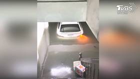 新市區一處集合住宅的停車場入口完全變成水坑，車輛全部被淹沒。（圖／翻攝Threads_wyt_164）