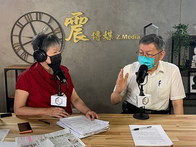 台北市長柯文哲接受網路節目《新聞不芹菜》專訪，分析年底選情。(圖由《震傳媒》提供)