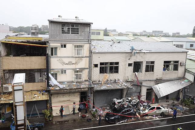 新竹市高翠路氣爆，便當店對面樓房屋都是爆炸碎片。廖瑞祥攝
