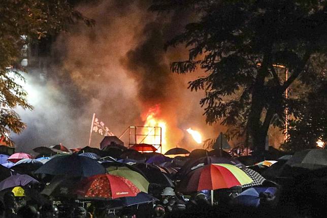 More than 350 Taiwanese students studying in Hong Kong are heading home after clashes between protesters and police at Chinese University on Tuesday. Photo: Felix Wong