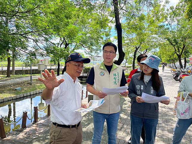 市議員林智鴻會勘鳳山曹公圳現有設施步道改善計畫，盼推展「曹公圳3.0」。（記者吳文欽攝）