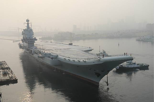 我國防部證實，中國首艘自製航空母艦自東海航入台灣海峽。（中新社）