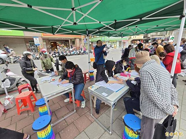 雙和罷免團隊今天在中和區4號公園旁擺攤設連署站。(記者賴筱桐攝)