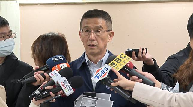 國民黨台北市議員王浩，出示通訊軟體聊天記錄，直指是前社會局長陳雪慧狹怨報復。