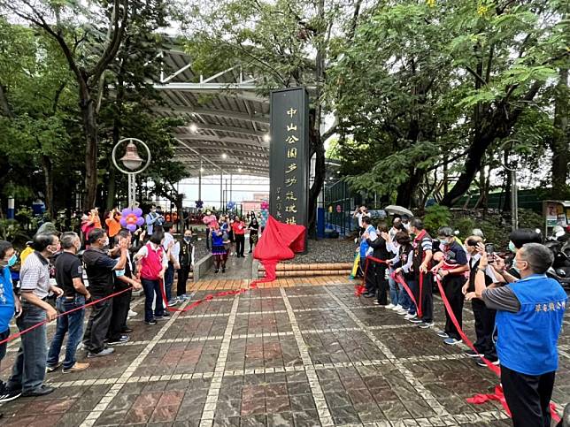 草屯鎮中山公園多功能球場揭牌啟用，打球不怕烈陽或下雨。（記者張瑞惠攝）