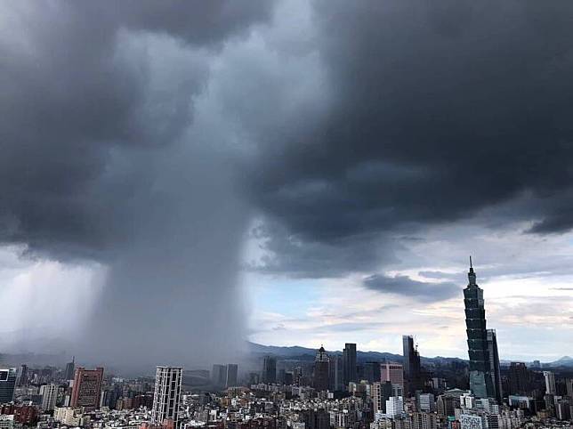 氣象局局長鄭明典25日下午在臉書貼出了一張雨瀑的照片，驚奇畫面曝光引起網友討論。(截取自臉書)