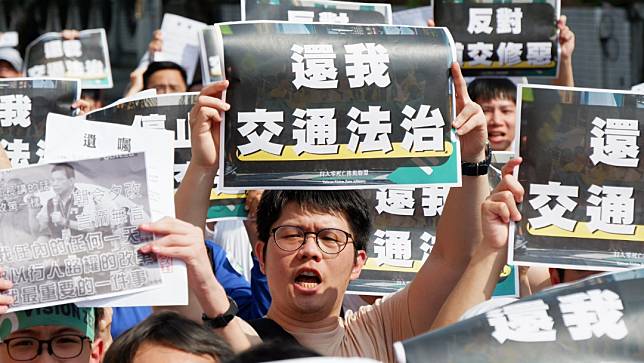 「行人零死亡推動聯盟」於立法院外舉行陳抗遊行集會。陳祖傑攝