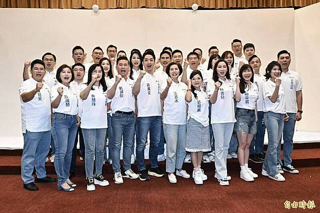 蔣萬安與國民黨台北市議員參選人們合照。(記者塗建榮攝)