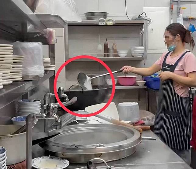 宜蘭市某水餃名店被拍下塑膠袋入鍋烹煮，被酸「塑化劑口味」。(圖取自Threads上的SH(@zz114102))