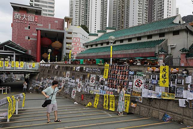 Anti-extradition bill messages posted around Wong Tai Sin Temple. Photo: May Tse