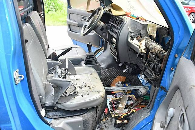 天熱汽車自燃！彰化縣消防局經科學驗證、證實車內「瓶裝水」是縱火犯！（圖：消防局提供）