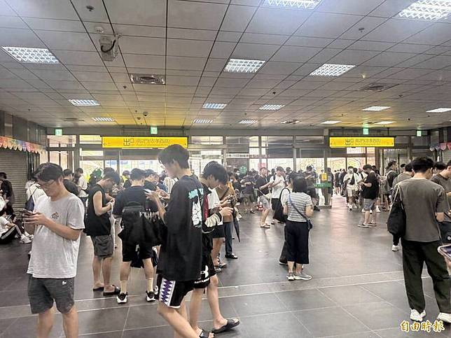 人潮更擴散至北車東、西、南、北各側門口都是人。(記者孫唯容攝)