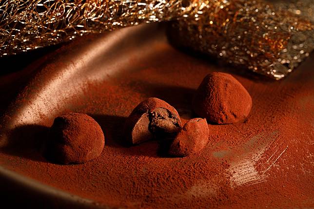 《Q sweet》全球僅存3％的稀有可可豆、小於0.1 cm的極薄外殼的松露巧克力(圖片提供/Q sweet)