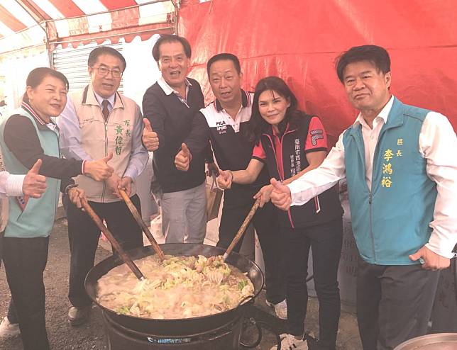 市長黃偉哲（左二）展現廚藝，烹煮麻油雞，現場香味四溢，令人垂涎三尺。（記者盧萍珊攝）