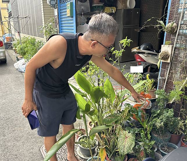 0625豪雨來襲，屏東縣多處積淹水，內埔鄉劉男淹水受災，水淹到小腿肚高度，他在家門前撿到漂來的8千元現金，隔天交給派出所，卻被鄰居指控少5000元，要對他提告侵占遺失物，劉男大嘆好心被雷親。記者劉星君／攝影