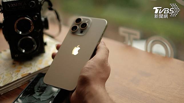 傳出蘋果計畫修改iPhone 17的鏡頭模組設計，改款幅度將是過去8年以來最大。（示意圖／shutterstock達志影像）