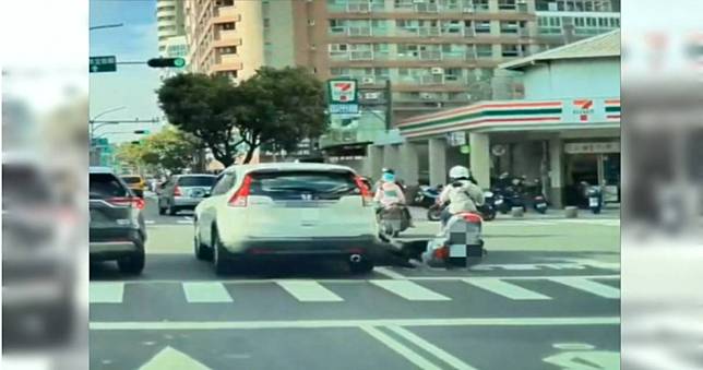 驚險瞬間！貨車突跨車道撞機車　騎士倒地險遭輾壓
