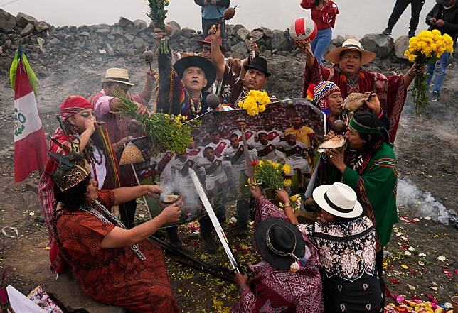 秘魯出動13名國家級薩滿施法，他們預言已經看到人們為秘魯晉級慶祝。(達志影像)