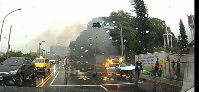 奧迪R8跑車失控撞上號誌桿，車尾引擎室瞬間起火燃燒，熱心路人協助以滅火器灌救撲滅火勢，十分驚險。(擷取自「郭哲宇 Finn」YouTube頻道)