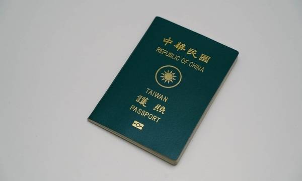 不出門也能換護照！「線上申換」試辦開跑，申請條件、流程費用一次看