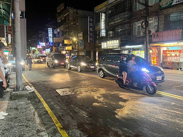 小客車漏油，馬路上佈滿油污。圖：讀者提供