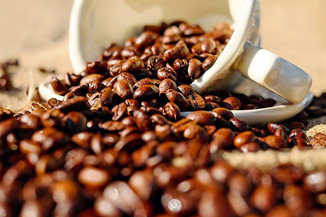 ▲知名連鎖咖啡品牌「西雅圖極品咖啡」涉嫌在標榜「100%阿拉比卡豆」摻雜偽「羅布斯塔豆」，目前發出道歉聲明並願意退貨。示意圖與本文無關。（圖／ Pxhere ）