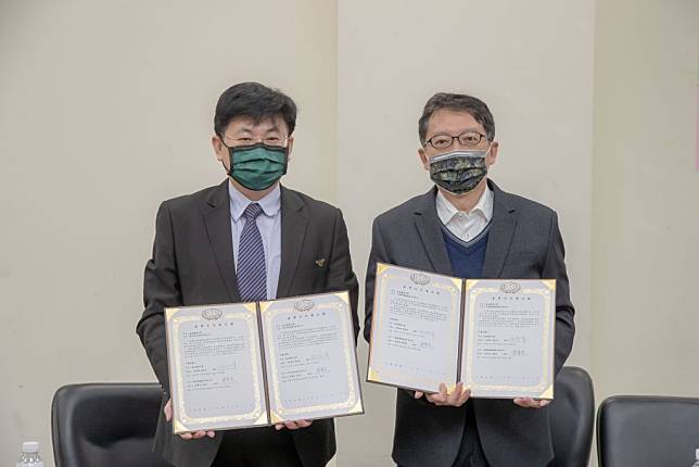 嘉藥副校長張翊峰（右）與物聯網協會理事長梁賓先代表雙方簽屬合作協議。（記者黃文記攝）