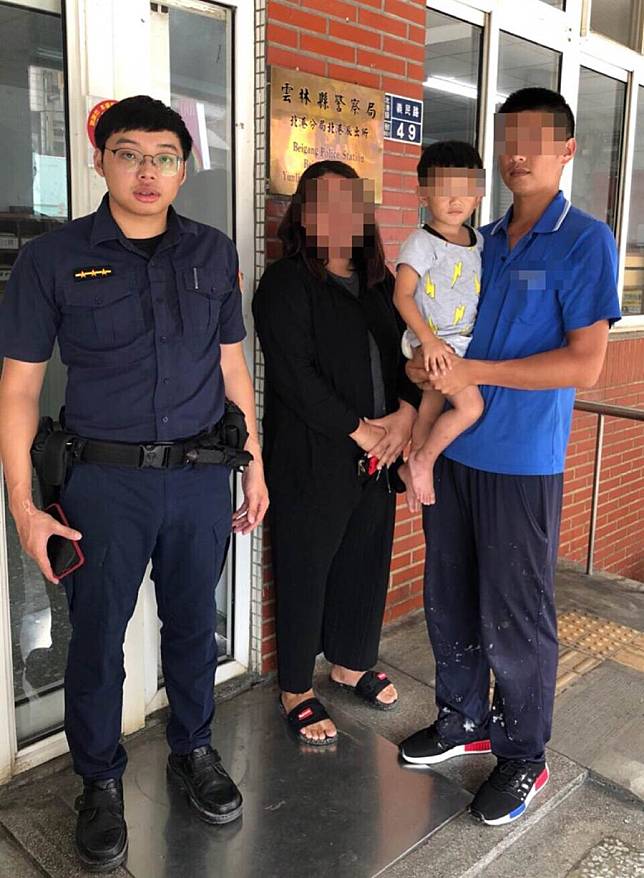 2歲男童穿尿布逛大街，北港警透過臉書尋獲父母