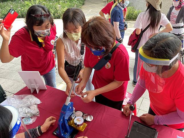 水保局台南分局以體驗水保教案教具宣導環境教育。（水保局台南分局提供）