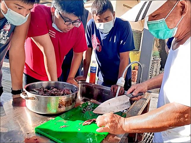 從柴魚製作體驗綠島在地漁食文化。(台東大學提供)