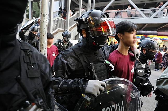 Riot police order people to leave Festival Walk mall in Kowloon Tong. Photo: Edmond So