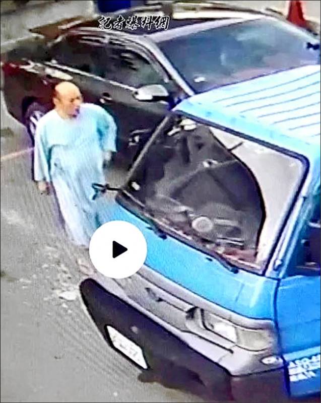 台中監獄受刑人陳坤和穿著病人服，竊取貨車逃逸的畫面。(圖：翻攝自記者爆料網)